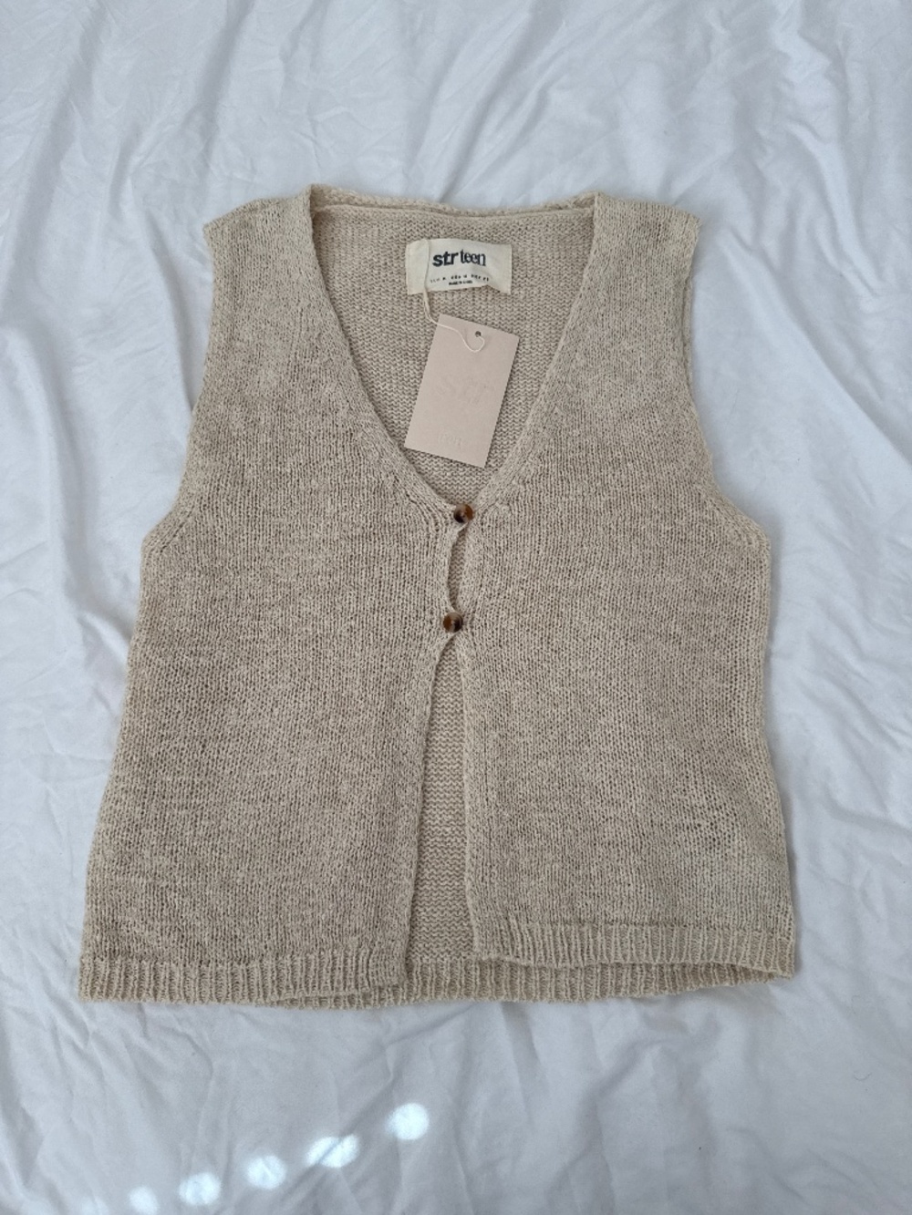 strteen knit vest Size medium Details : - color: beige - condition: NWT - st